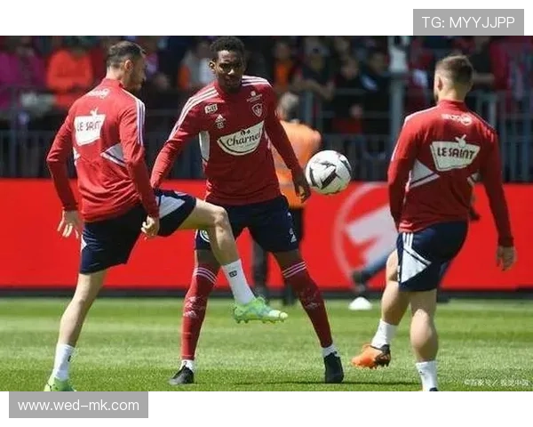 球员交替策略：为何某些球队在替补时仍保持攻势？